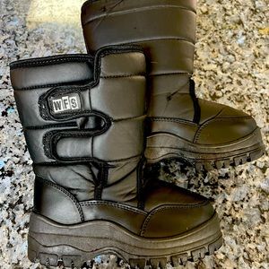 World Famous Sports Kids Size 3 Snow Boots Black.